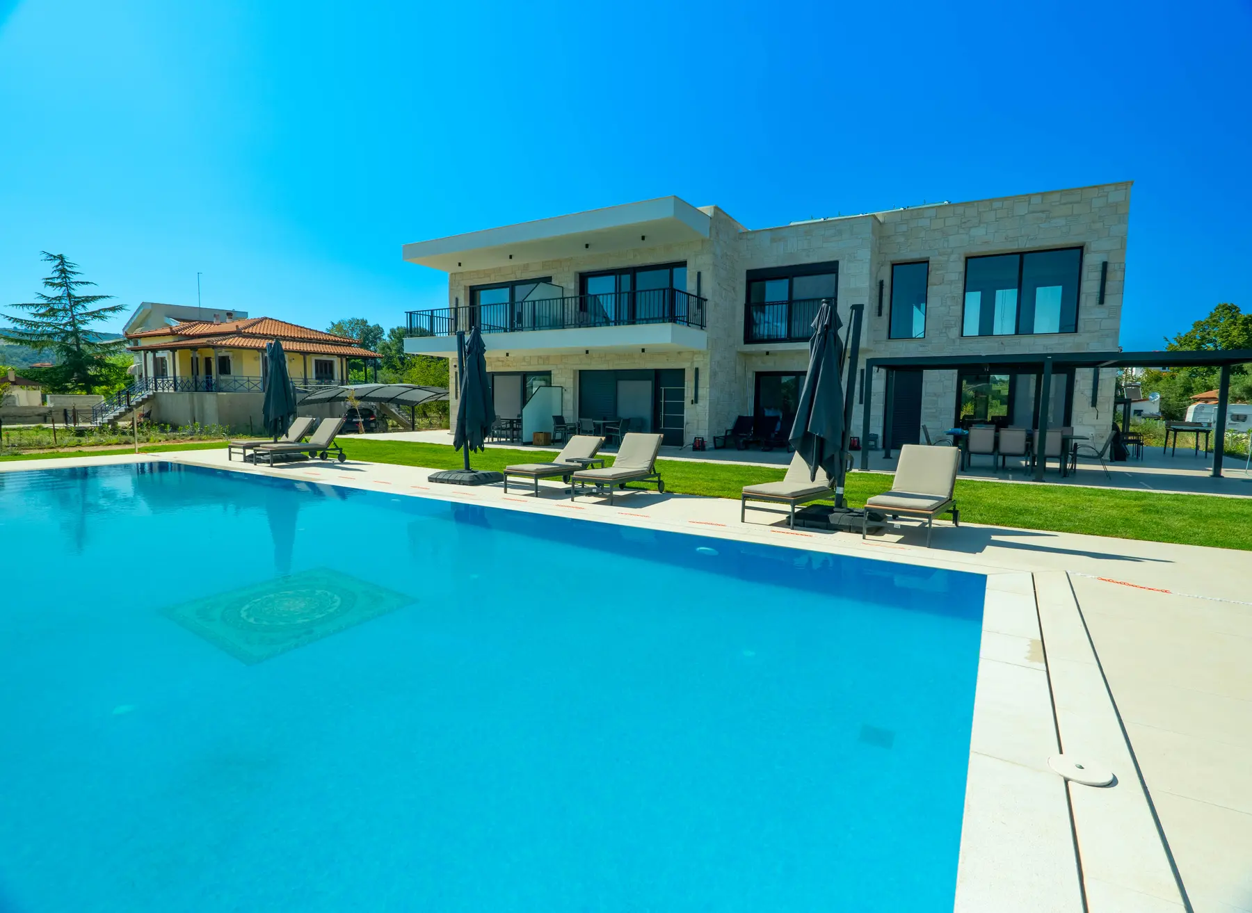 Ersis exterior and shared pool — photo 2