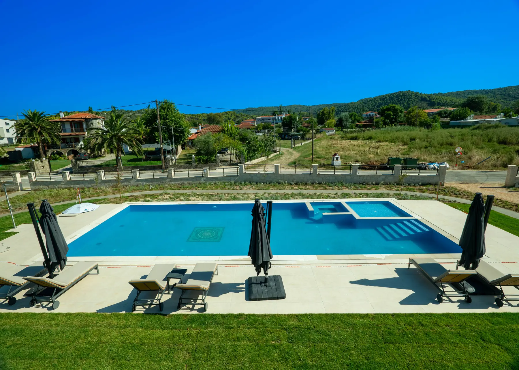 Ersis exterior and shared pool — photo 4